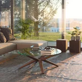 stern Couchtisch aus Vollholz Nussbaum mit Glas in einem modernen Wohnzimmer