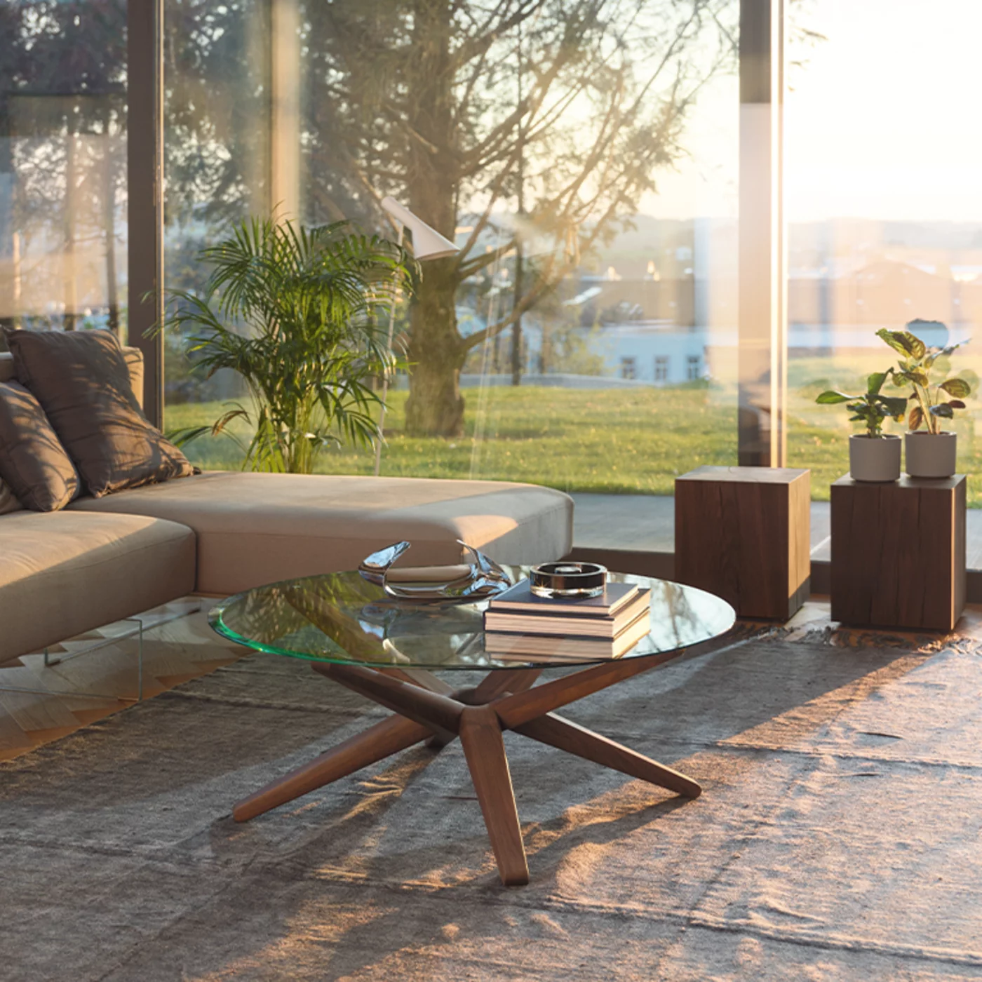 stern Couchtisch aus Vollholz Nussbaum mit Glas in einem modernen Wohnzimmer