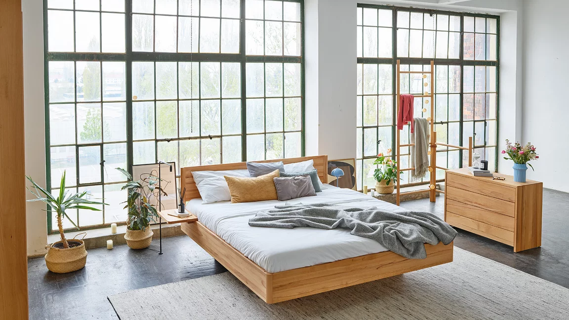 stylische italic Leiter mit dem times Bett und dem lunetto Kommode in Kernbuche massiv