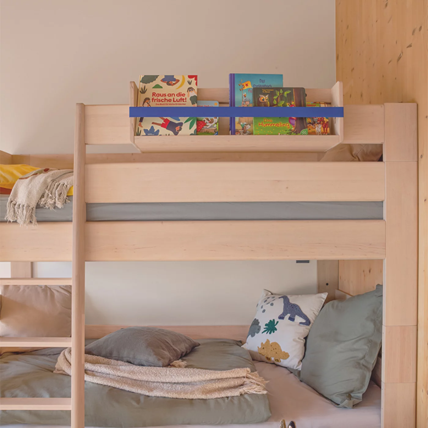 praktisches Dekobord mit blauen Gummibändern am kids Etagenbett verschiebbar in Erle Weißöl