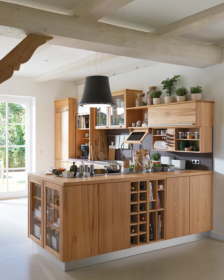 rondo Küche in Kernbuche mit ovale Griffstangen in Edelstahl Finish und Fronten mit Klarglas