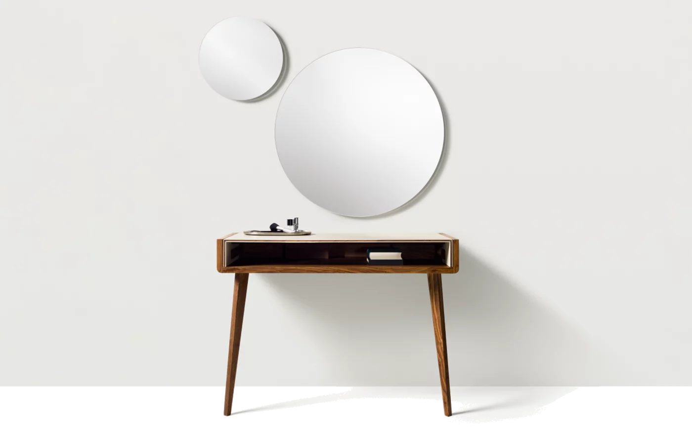 sol Solitär in Nussbaum massiv von zwei Beinen gestützt und Arbeitsfläche mit Leder bezogen, Frontalansicht