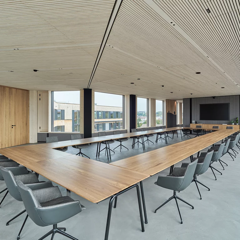 Seminarraum mit Tischen und lui léger Bürodrehstühlen in Eiche Naturöl und Wandverkledung in Stoff