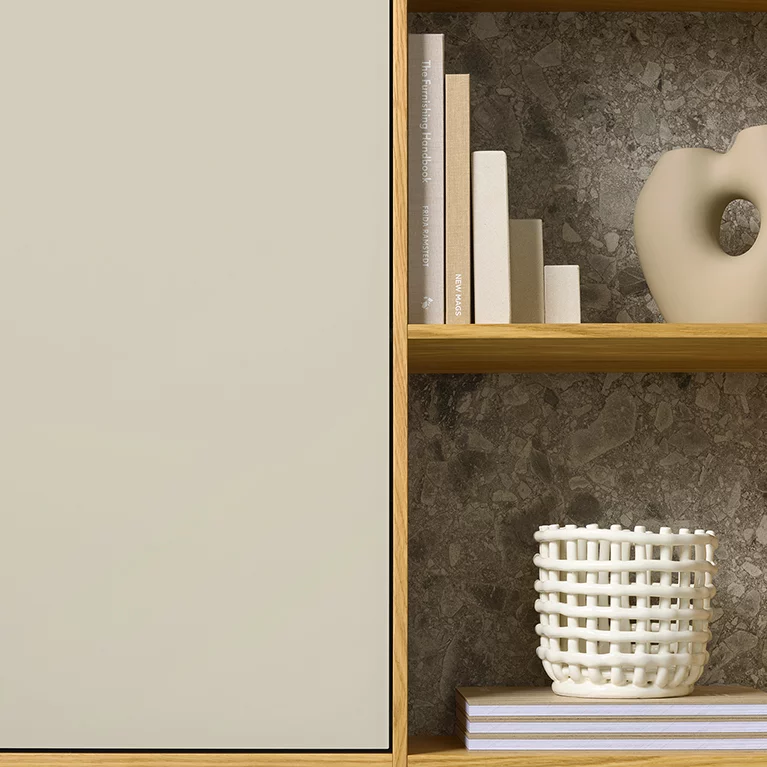 Elegant solid wood shelving filigno in natural oiled oak with doors in greige coloured glass and MDi iseo gries back panels