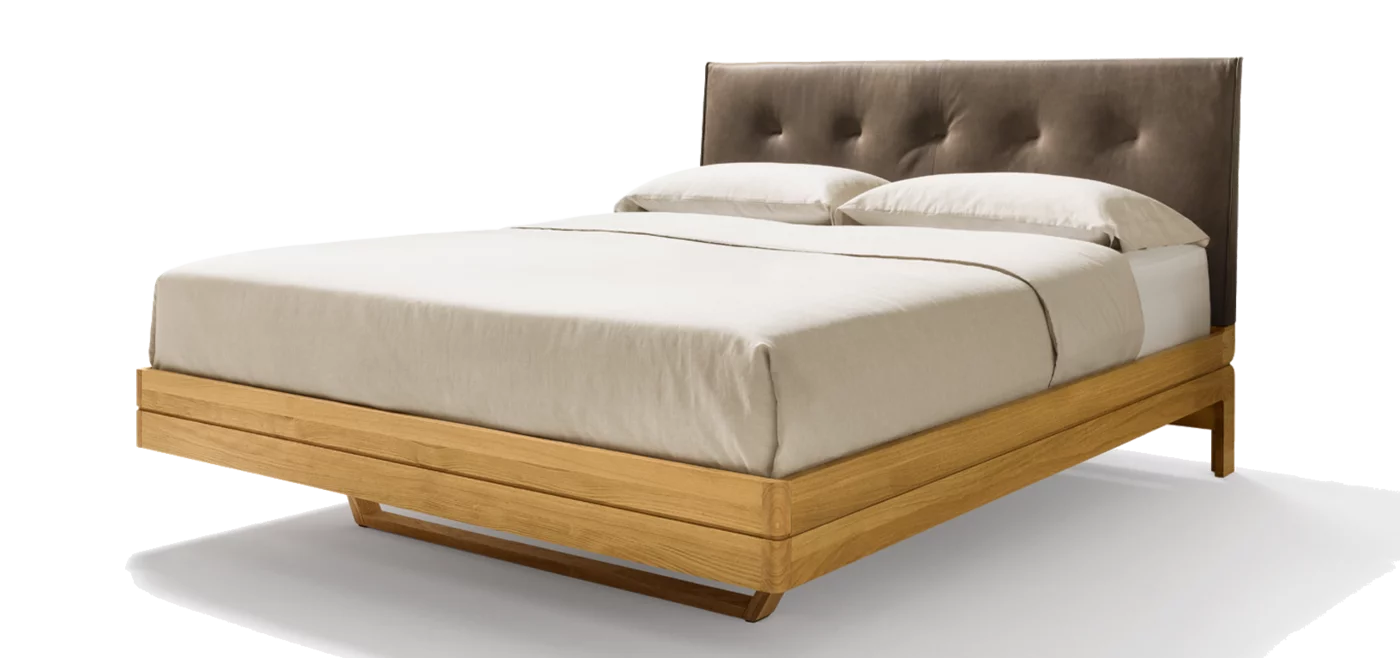 Bett float in Eiche massiv mit Lederkopfhaupt