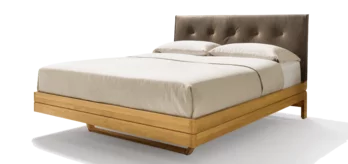 Bett float in Eiche massiv mit Lederkopfhaupt