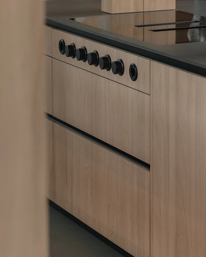 pur Küche aus Eiche Weißöl Massivholz mit Griffmulde in Edelstahl finish schwarz, Detailansicht