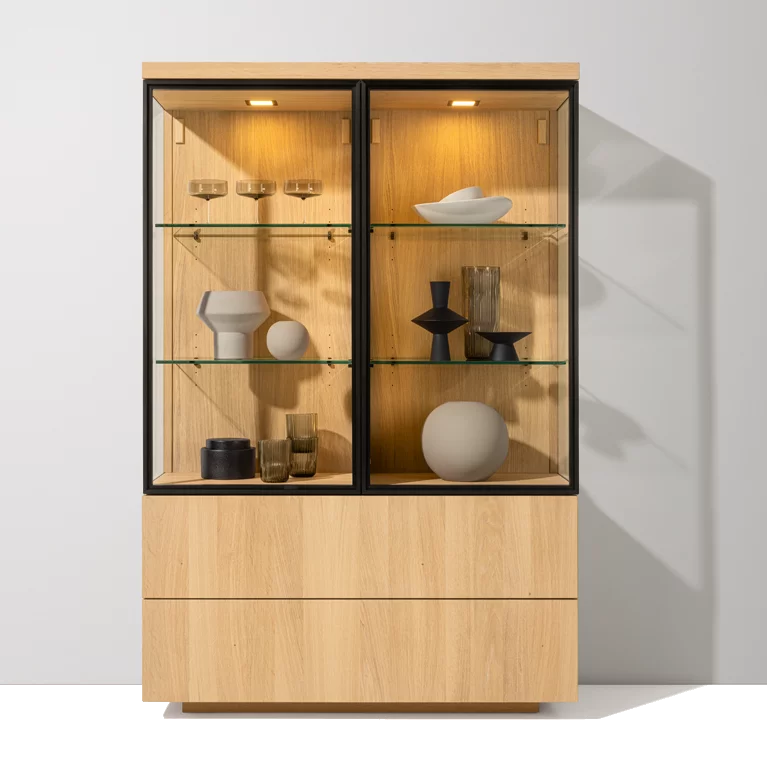 cubus Holzvitrine in Eiche Weißöl mit Klarglastüren und Massivholzladen