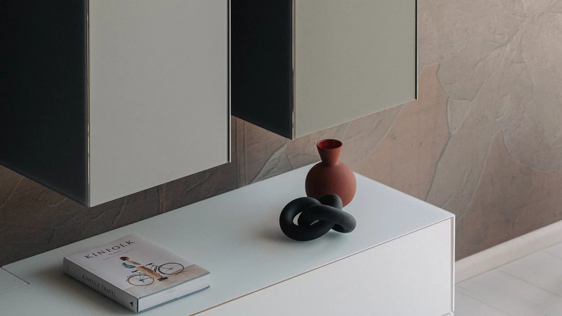 eleganter cubus pure Garderobenschrank in Nussbaum mit Farbglasfronten in schwarz