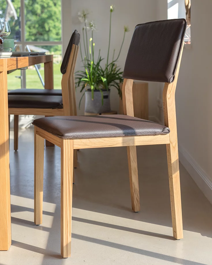 s1 Esszimmerstuhl in Eiche massiv und mit Leder Sitzfläche