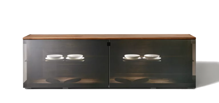 moderne nox Anrichte in Nussbaum mit durchgehender Glasfront