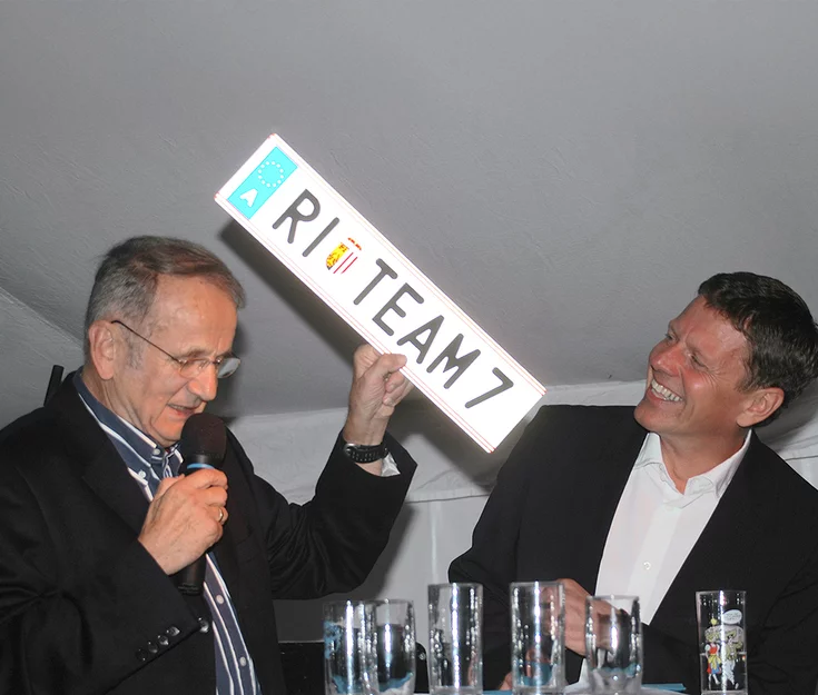 Erwin Berghammer hands over the TEAM 7 number plate to Georg Emprechtinger