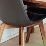 Esstischstuhl mit Leder und mit Holz in Nussbaum, Detailansicht