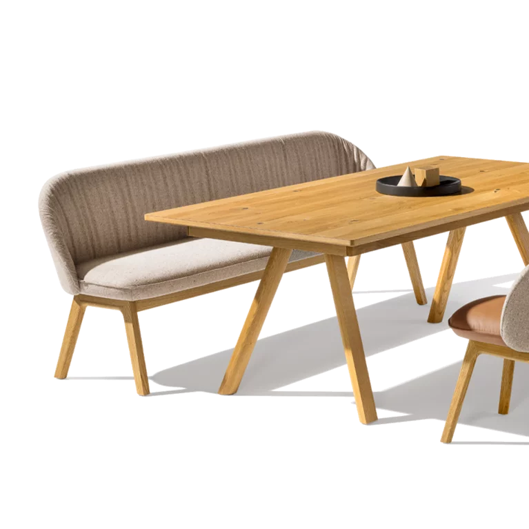 flor Esszimmerstühle aus Stoff Sitzschale und Stofflehne mit Holzgestell in Nussbaum und taso Esstisch massiv