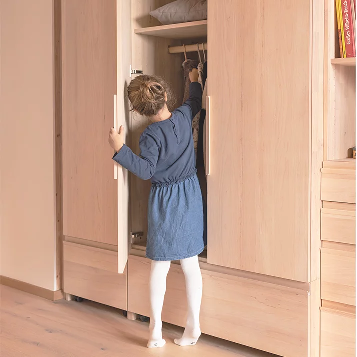 kids Kleiderschrank in Erle Weißöl mit Griffen
