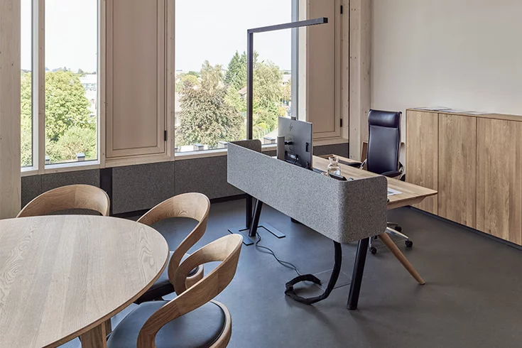 Höhenverstellbarer pisa Schrebitisch mit maßgefertigter Stoffblende und filigno Sideboard aus Eiche Naturöl