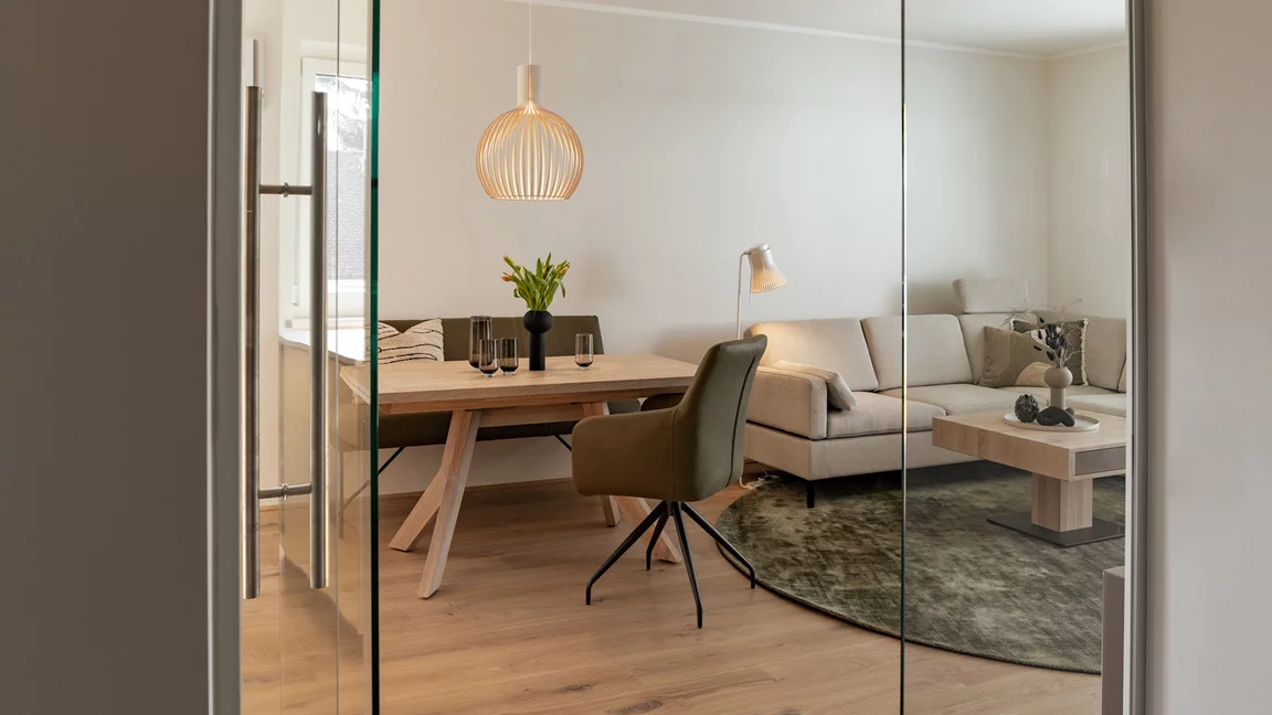 Esstisch und Couchtisch aus massiver Eiche Weißöl von TEAM 7 yps Esstisch mit Lederbank und Stuhl neben Sofa mit lift Couchtisch in Eiche Weißöl