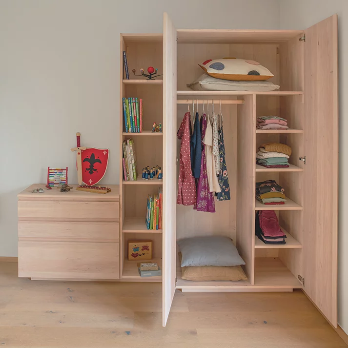 kids Kleiderschrank in Erle Weißöl geöffnet mit Laden