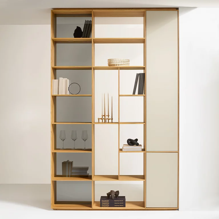 Elegant floor-to-ceiling solid wood room divider filigno in natural oiled oak with smoked glass partition and coloured glass fronts