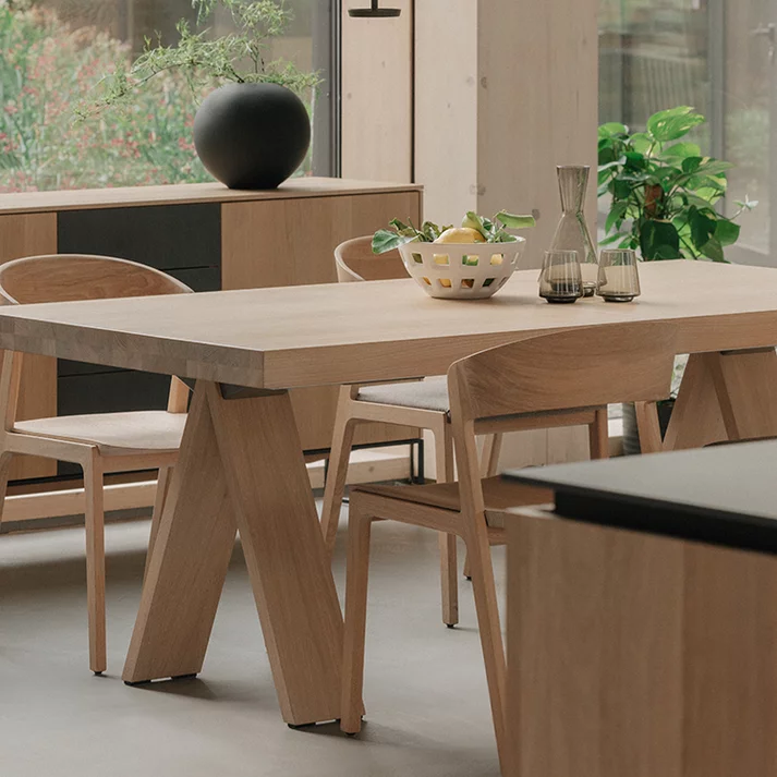 filigno Sideboard in Eiche Weißöl mit Holztüren, Keramikschubladen und Metallkufen, gemeinsam mit tema Tisch