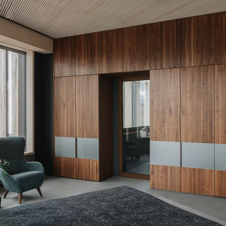 eleganter Drehtürenschrank valore in Nussbaum massiv mit Farbglas