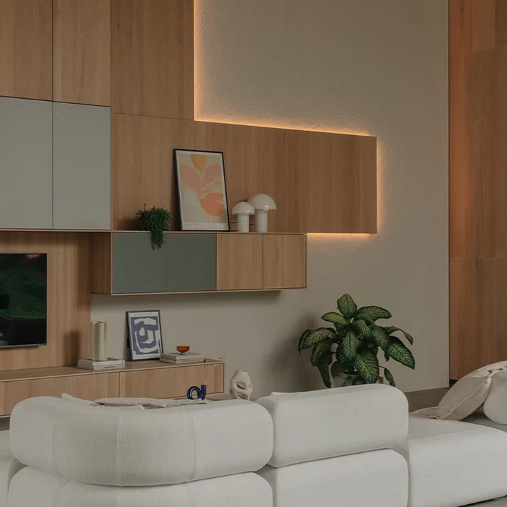 hängende Wohnwände filigno aus Massivholz Eiche Weißöl mit Fernseher und Beleuchtung