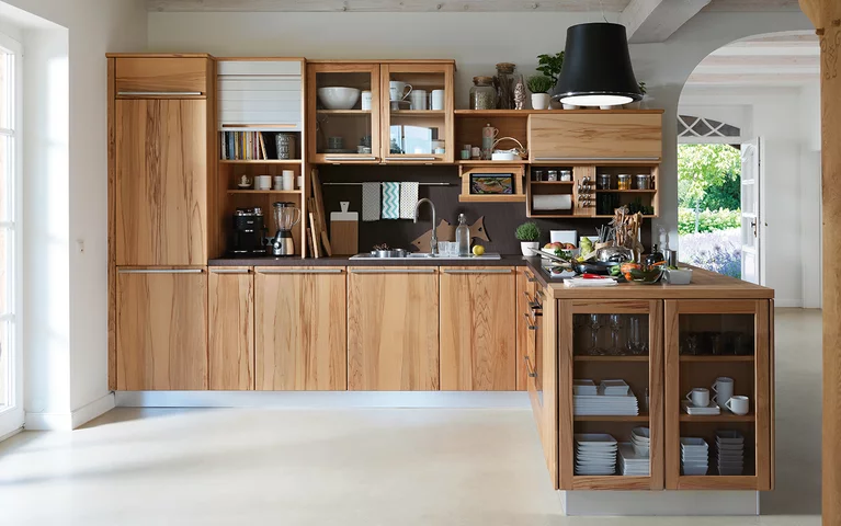 rondo Naturholzküche in Kernbuche Fronten mit ovalen Griffstangen und Aufsatzschrank mit Rollo