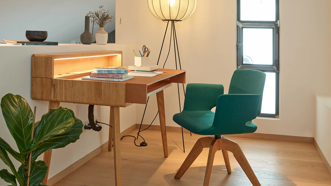 sol Sekretär aus Eiche mit Ablage und aye Stuhl sol Sekretär aus Eiche massiv mit beleuchteter Ablage und aye Stuhl