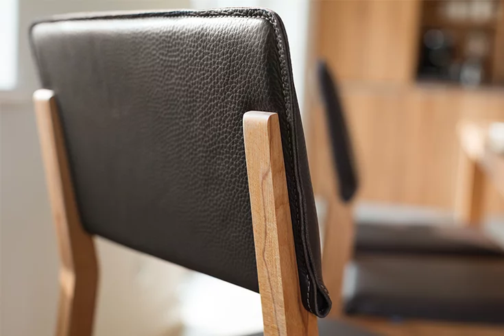 comfortable s1 oak chair with thick leather, detailed view