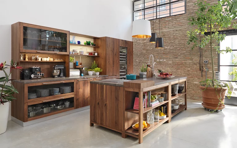 Küchenzeile mit Kochinsel loft in Nussbaum Wild Echtholz Fronten in Rauchglas mit Metallgriffe in Edelstahl Finish