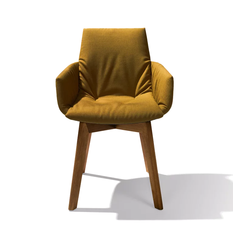 Polsterstuhl mit Armlehne lui léger aus Stoff und Holzgestell in Nussbaum, Frontalansicht