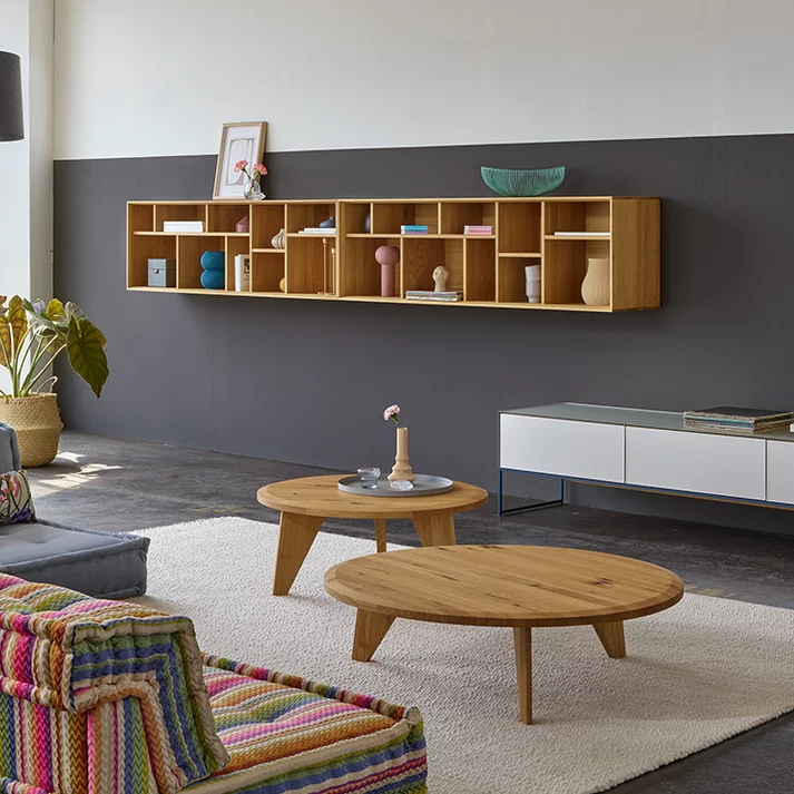 schlichtes, offenes Wandregal in Eiche mit Sideboard in Glas und Couchtischen in Eiche Wild graphic offenes Wandregal in Eiche mit cubus pure Sideboard in Glas und ur Couchtischen in Eiche Wild