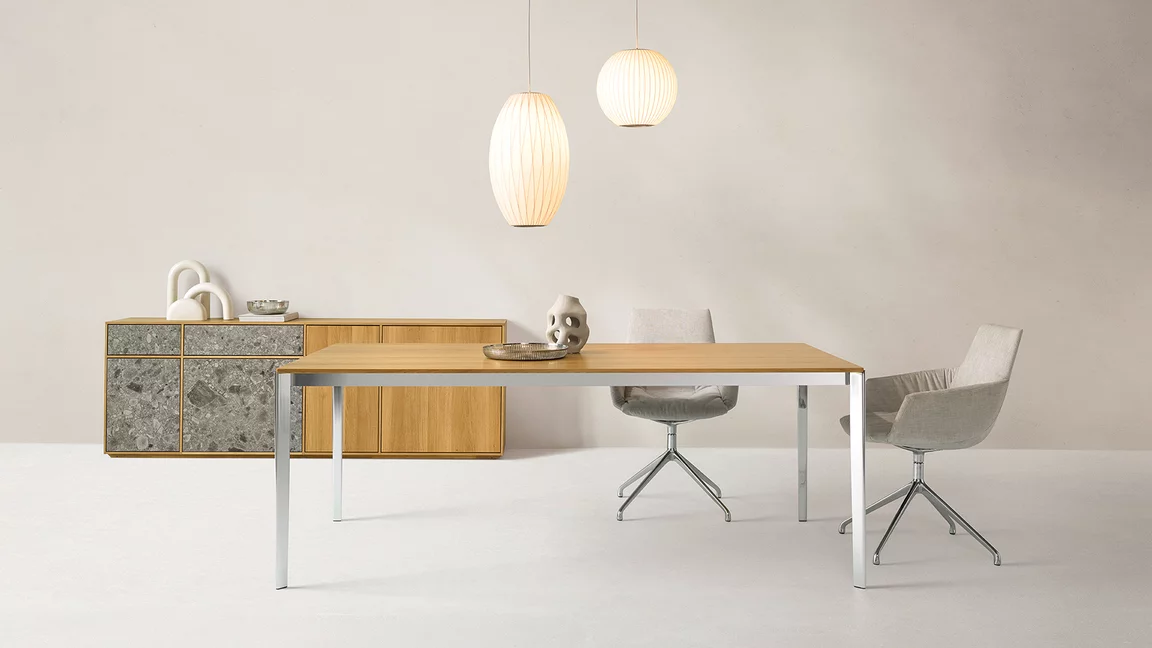 Tisch tak mit lui léger Stühlen in Stoffbezug maple 112 neben filigno Sideboard aus Eiche mit MDi Fronten in iseo gris