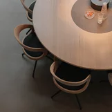 Esszimmerstühle girado aus Leder mit Drehgestell in schwarz matt und dem miró Esstisch