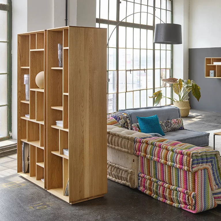 stilvolles graphic Regalsystem mit filigno Couchtisch aus Vollholz Eiche