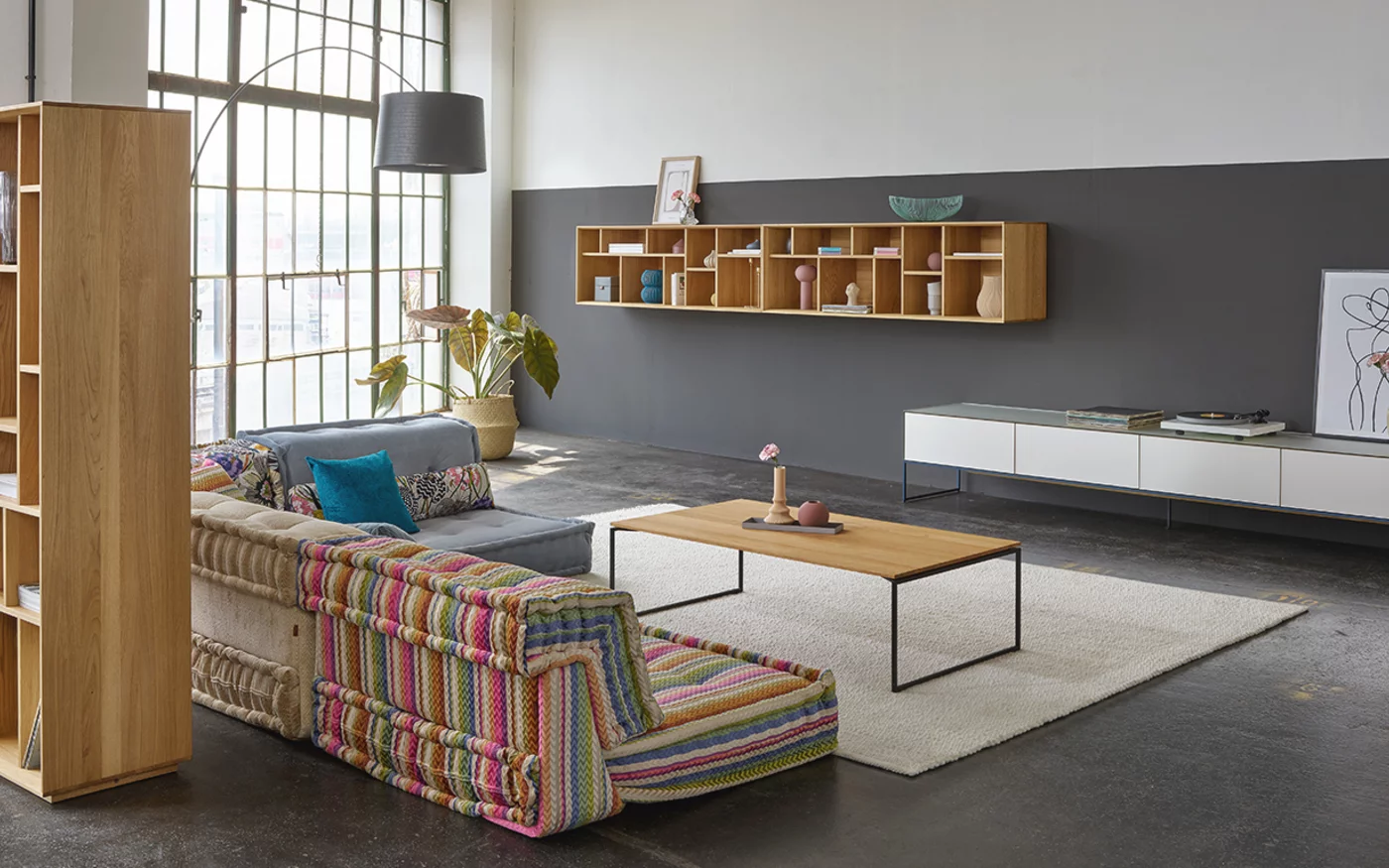 stilvolles graphic Regalsystem mit filigno Couchtisch aus Vollholz Eiche