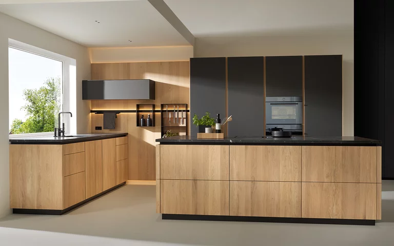 grifflose pur Massivholzküche in Eiche mit Farbglas graphitgrau matt und Naturstein infinity brown