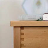 Nachtkästchen in Erle massiv, Detailansicht sesam Nachtkästchen in Erle massiv mit sichtbaren Fingerzinken, Detailansicht