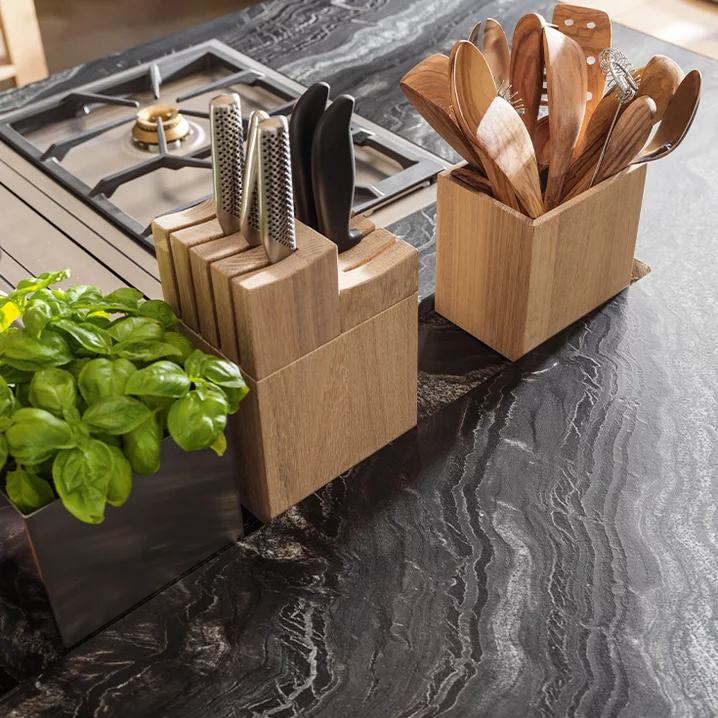 Echtholzküche loft in Eiche Weißöl mit Messerblock und Holzbox, Detailansicht