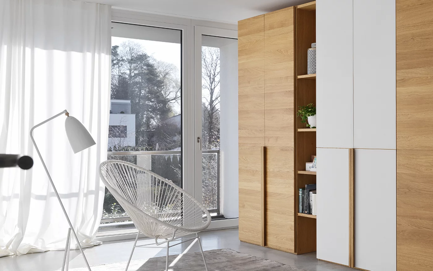 lunetto Drehtürenschrank in Eiche mit eleganten Winkelgriffleisten und Farbglasfronten