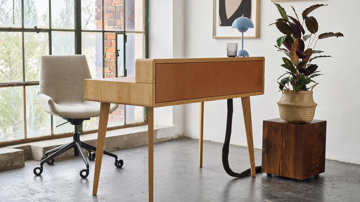 sol Schreibsekretär aus Eiche Naturöl mit Leder und Schreibtischstuhl lui plus moderner sol Schreibsekretär aus Massivholz Eiche Naturöl mit Leder und dem Schreibtischstuhl lui plus mit schwarzem Gestell