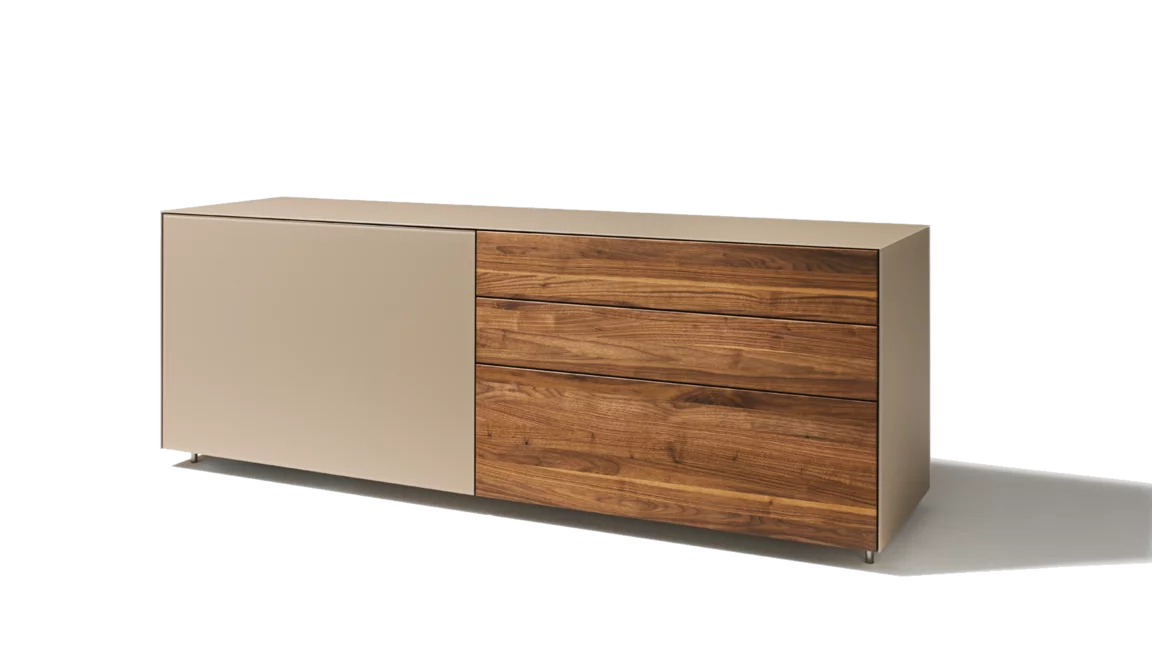 cubus pure Schiebetürsideboard aus Nussbaum massiv mit Farbglas kiesel