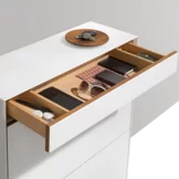 Schuhklappenkommode aus Massivholz mit Farbglasummantellung cubus Schuhklappenkommode in Nussbaum massiv mit Farbglasummantellung