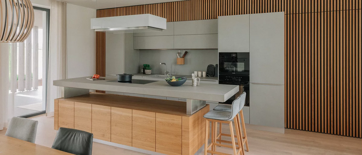 Moderne k7 Küche mit ark Barhockern in Eiche Massivholz Naturöl