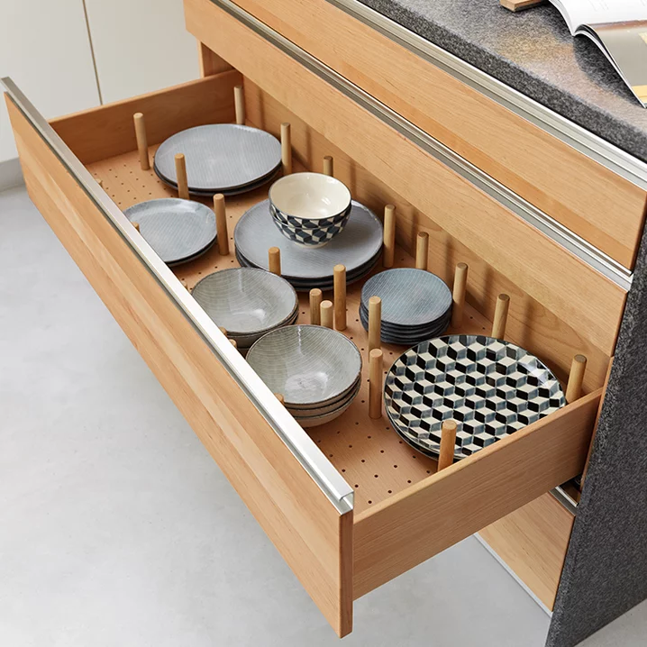 l1 Küche in Erle massiv Laden mit Griffleisten in Edelstahl Finish und Tellerboden mit praktischen Distanzhaltern