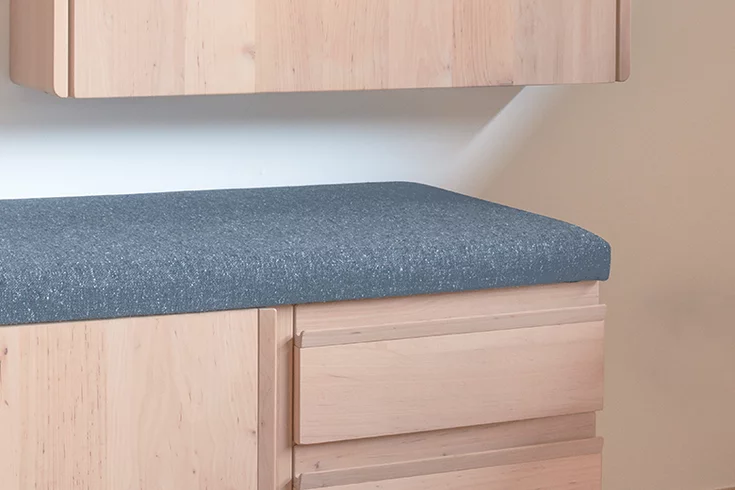 kids Wandmodul in Erle Weißöl zugeklappt mit Rollcontainer gepolstert, Detailansicht