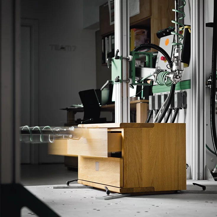 Qualitätssicherung von team7 nox Kommode am Prüfstand
