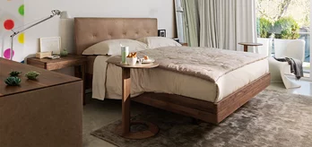 loup Beistelltisch Farbglas kiesel matt mit dem float Bett und dem float Nachtkästchen in Nussbaum