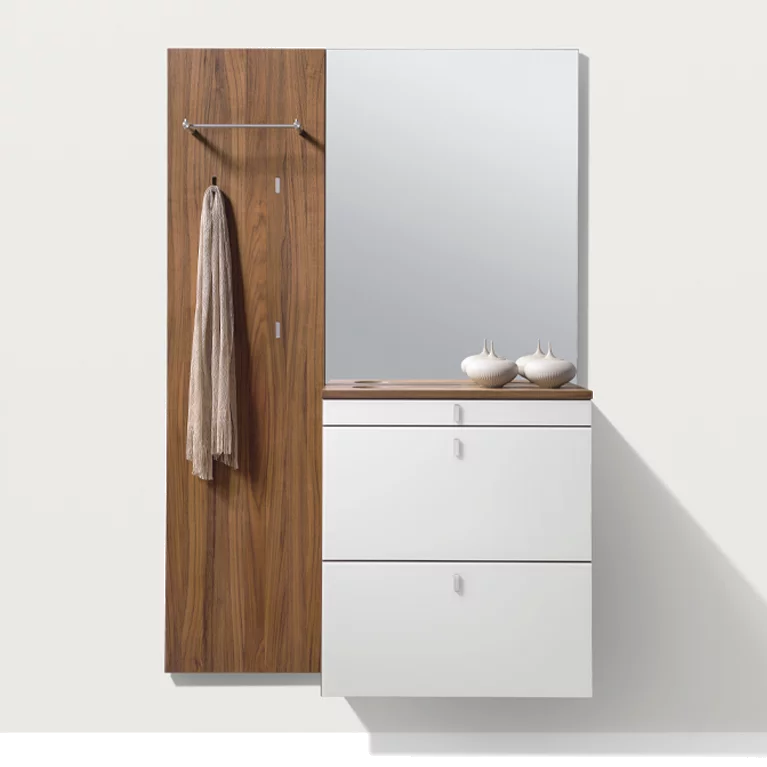 cubus Diele aus Holz mit der Schuhklappenkommode mit Farbglasfronten