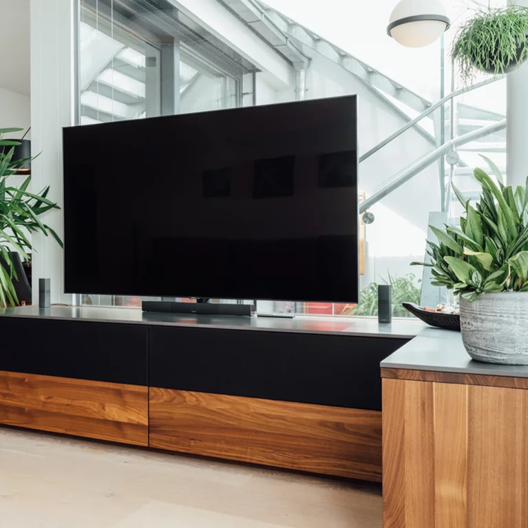 Home Entertainmemt mit Klappe in Akustikstoff in Massivholz cubus Home Entertainment mit Klappe in Akustikstoff schwarz aus Nussbaum Massivholz